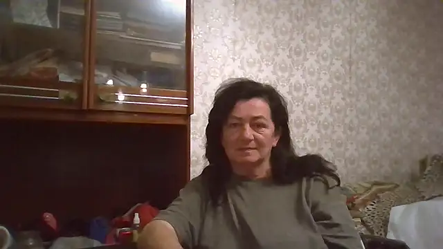 GypsiQueen2 online show from November 4, 2025, 4:11 pm