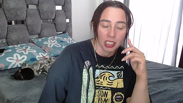 Snapshot of sara_hott_1 chatting on May 14, 2026, 5:21 pm sara hott 1 online show from May 14, 2026, 5:21 pm