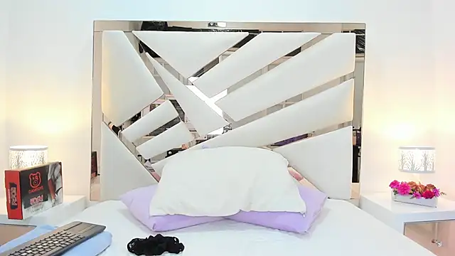 Snapshot of Naughty__Mom chatting on March 16, 2025, 10:33 am Naughty Mom online show from March 16, 2025, 10:33 am