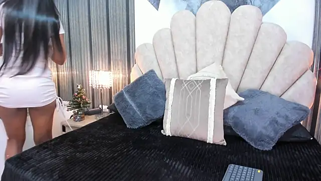 Snapshot of Naughty__Mom chatting on December 19, 2025, 12:18 pm Naughty Mom online show from December 19, 2025, 12:18 pm