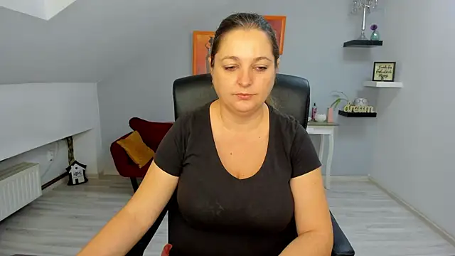 LollaGirl online show from November 11, 2025, 4:18 am