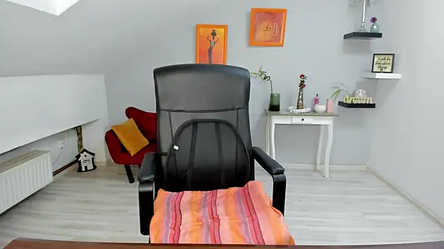 LollaGirl online show from November 6, 2025, 4:27 am