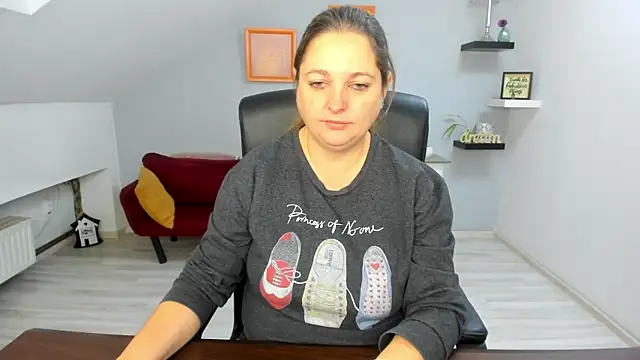 LollaGirl online show from December 1, 2025, 4:13 am