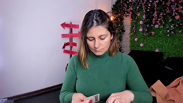 SarahDeyvis online show from November 5, 2025, 1:47 pm