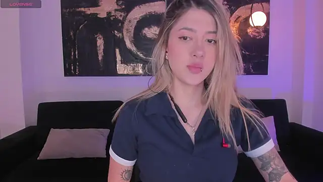 Snapshot of EveBensonX chatting on February 17, 2026, 7:44 pm EveBensonX online show from February 17, 2026, 7:44 pm