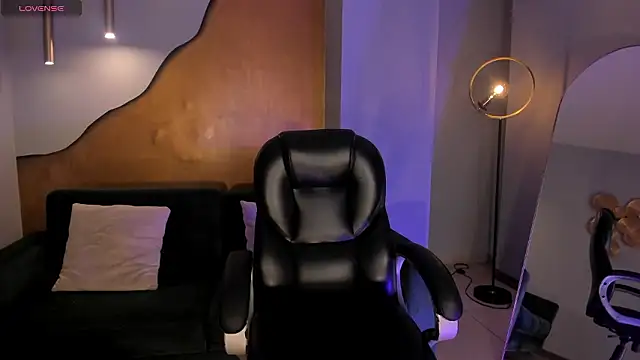 Snapshot of EveBensonX chatting on February 4, 2026, 12:11 pm EveBensonX online show from February 4, 2026, 12:11 pm