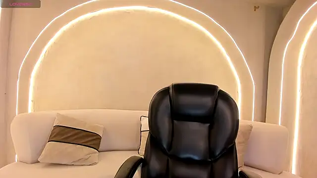 Snapshot of EveBensonX chatting on February 9, 2026, 8:18 pm EveBensonX online show from February 9, 2026, 8:18 pm