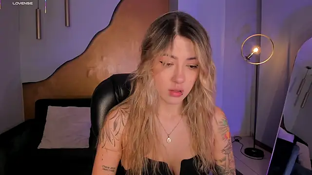 Snapshot of EveBensonX chatting on February 5, 2026, 12:23 pm EveBensonX online show from February 5, 2026, 12:23 pm