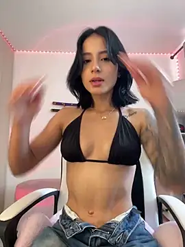 Snapshot of Ale_Lewis chatting on February 19, 2025, 6:21 pm Ale Lewis online show from February 19, 2025, 6:21 pm