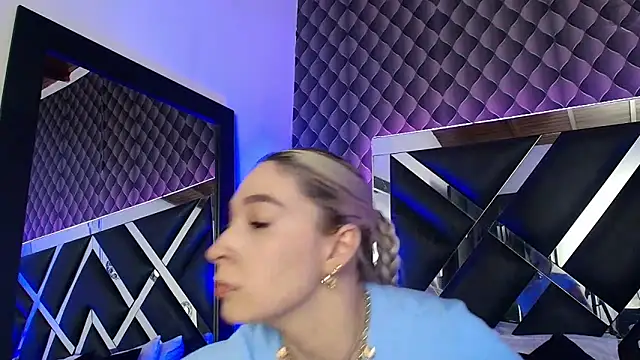 victoriaa lee  online show from November 21, 2025, 7:24 pm