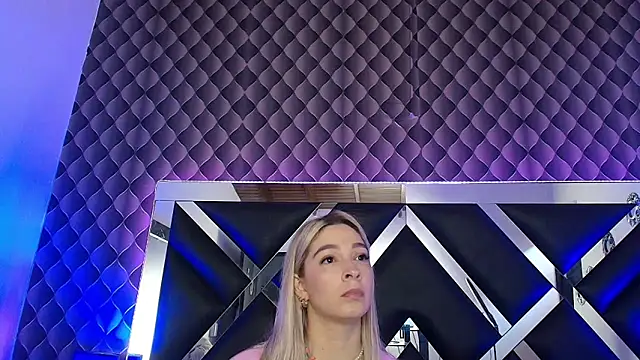 victoriaa lee  online show from November 5, 2025, 7:17 pm