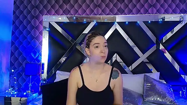 victoriaa lee  online show from April 13, 2026, 7:51 pm