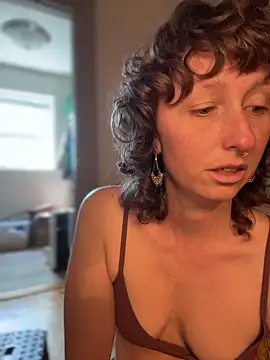 mossy kiss online show from April 7, 2026, 6:32 pm