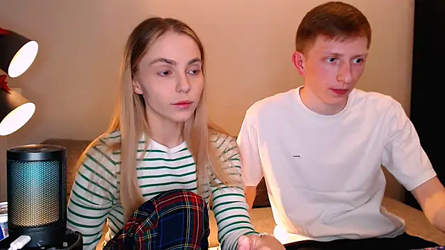 juliaanddima online show from November 22, 2025, 9:46 pm