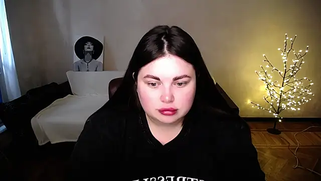 Emily Mo online show from June 25, 2026, 6:07 am