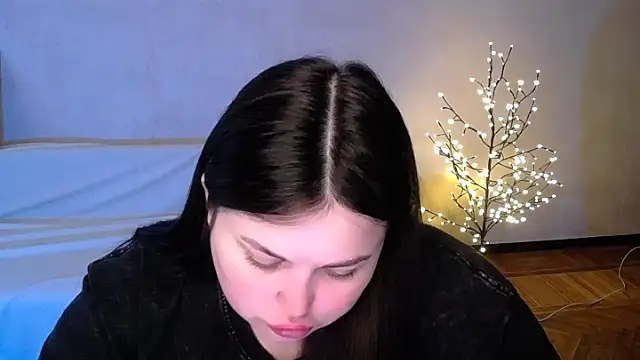 Emily Mo online show from June 5, 2026, 6:52 am