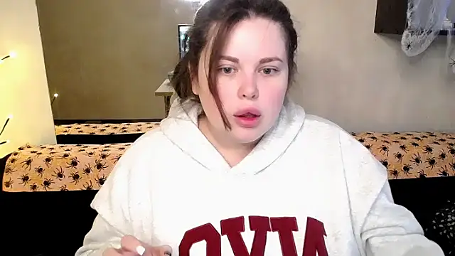 Snapshot of Emily_Mo chatting on October 28, 2025, 8:46 am Emily Mo online show from October 28, 2025, 8:46 am