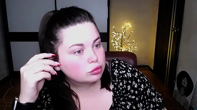 Emily Mo online show from July 15, 2026, 5:47 am