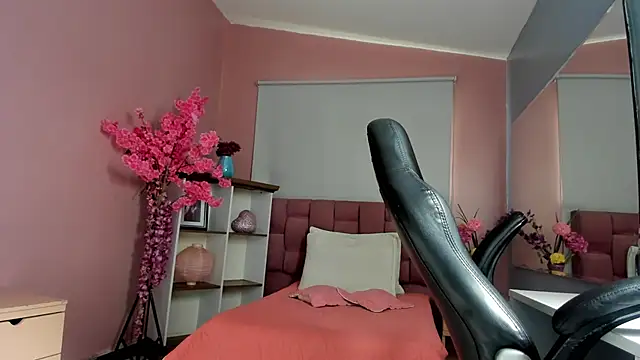 mia thompsonn  online show from November 12, 2025, 2:32 pm