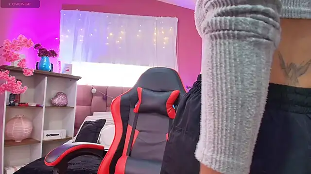 mia thompsonn  online show from March 12, 2026, 2:21 pm