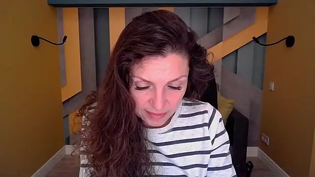 EllaLong online show from April 7, 2026, 11:34 am