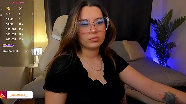 dakottaa  online show from December 3, 2025, 11:36 pm