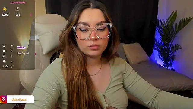 dakottaa  online show from November 18, 2025, 11:37 pm