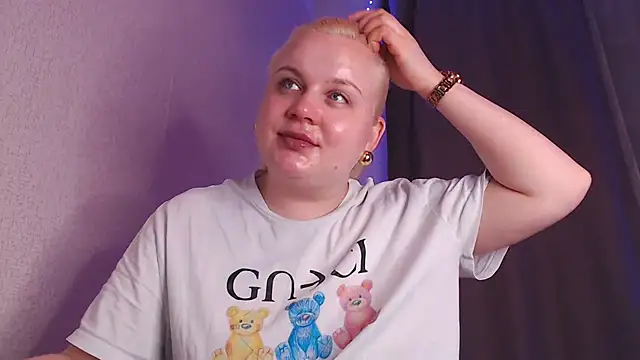 Karolina love  online show from May 20, 2026, 8:17 pm
