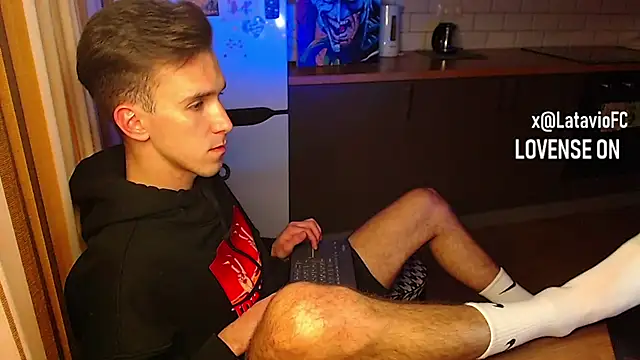 Snapshot of Midnighter_ chatting on October 29, 2025, 1:15 am Midnighter  online show from October 29, 2025, 1:15 am