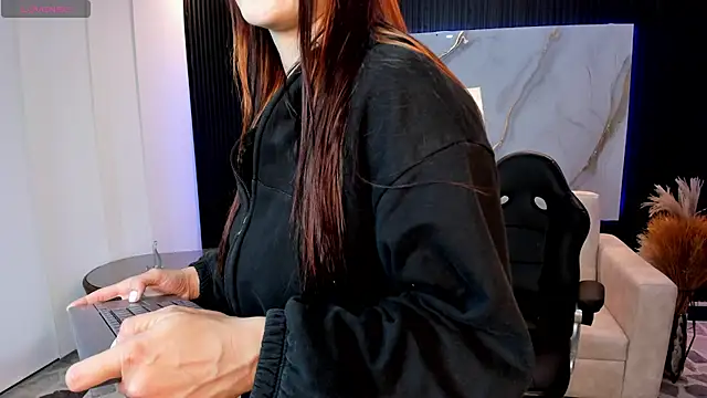 charlottewhitte online show from February 10, 2026, 11:53 am