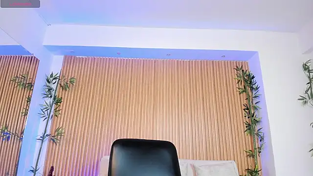 charlottewhitte online show from October 14, 2025, 11:33 am