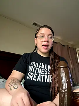 Snapshot of QueenNuttCollector chatting on November 25, 2025, 6:19 pm QueenNuttCollector online show from November 25, 2025, 6:19 pm