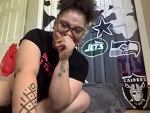Snapshot of QueenNuttCollector chatting on May 12, 2026, 4:46 pm QueenNuttCollector online show from May 12, 2026, 4:46 pm