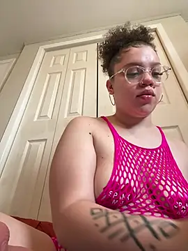 QueenNuttCollector online show from April 3, 2026, 6:14 pm