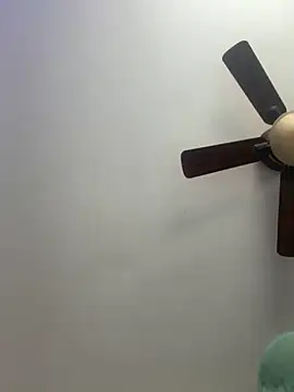 Snapshot of QueenNuttCollector chatting on December 18, 2025, 5:39 pm QueenNuttCollector online show from December 18, 2025, 5:39 pm