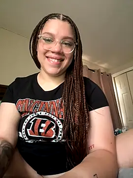 Snapshot of QueenNuttCollector chatting on November 18, 2025, 5:38 pm QueenNuttCollector online show from November 18, 2025, 5:38 pm