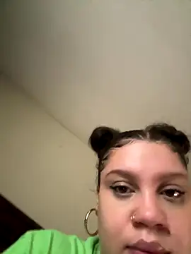 Snapshot of QueenNuttCollector chatting on November 12, 2025, 3:27 pm QueenNuttCollector online show from November 12, 2025, 3:27 pm