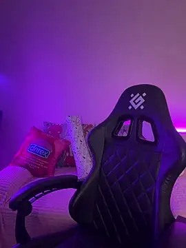 Snapshot of Your_insomniya chatting on December 16, 2025, 10:14 pm Your insomniya online show from December 16, 2025, 10:14 pm