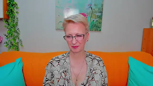 iamyourdream89 online show from April 13, 2026, 2:43 pm