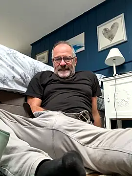 DaddybearVLC online show from November 10, 2025, 11:15 am