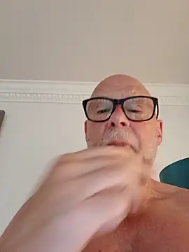 Snapshot of Tempted1973 chatting on May 26, 2026, 4:54 am Tempted1973 online show from May 26, 2026, 4:54 am