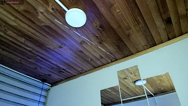 natasha logan  online show from September 23, 2025, 4:08 am