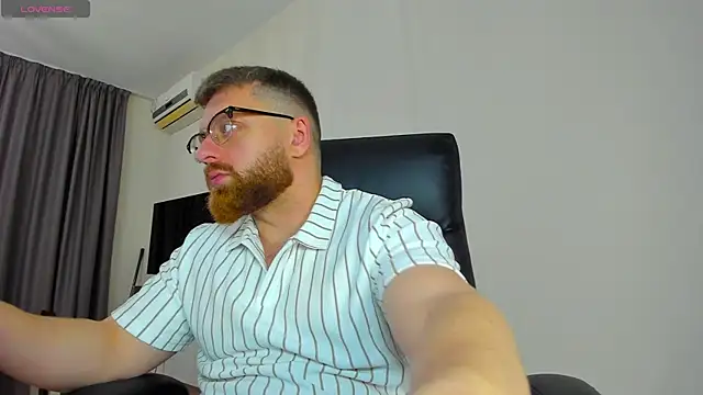 Snapshot of Findom_guy chatting on April 2, 2026, 11:39 am Findom guy online show from April 2, 2026, 11:39 am