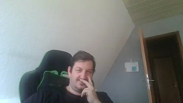 Snapshot of Golffahrer1982 chatting on October 16, 2025, 2:25 pm Golffahrer1982 online show from October 16, 2025, 2:25 pm