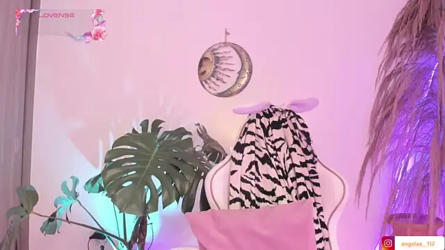 Snapshot of Anngel_1 chatting on November 16, 2025, 4:12 pm Anngel 1 online show from November 16, 2025, 4:12 pm