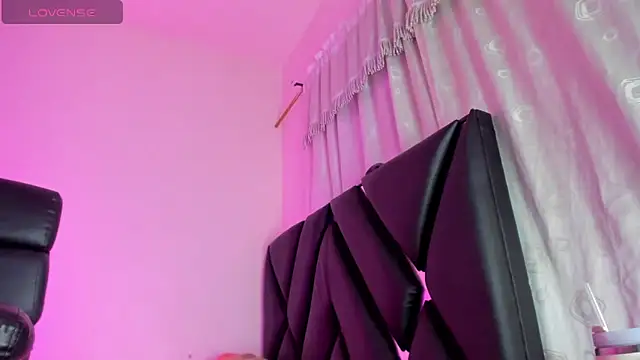 stephany doll  online show from December 16, 2025, 3:55 am