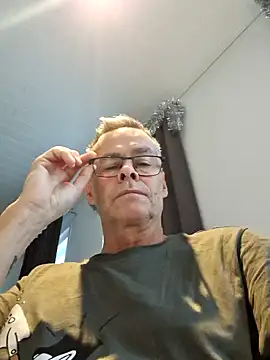 Snapshot of DarrenSullivanSlut chatting on December 4, 2024, 10:18 am DarrenSullivanSlut online show from December 4, 2024, 10:18 am