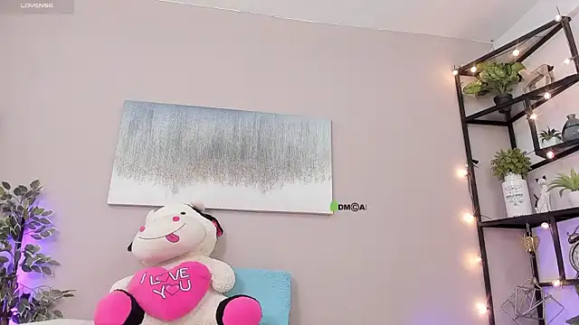 Briana Wells  online show from October 25, 2025, 1:34 pm