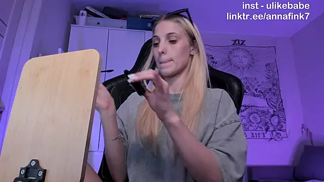 Anna Fink online show from September 19, 2025, 7:29 pm