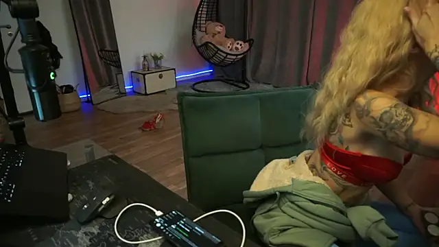 LaraPunkt online show from October 15, 2025, 6:33 am